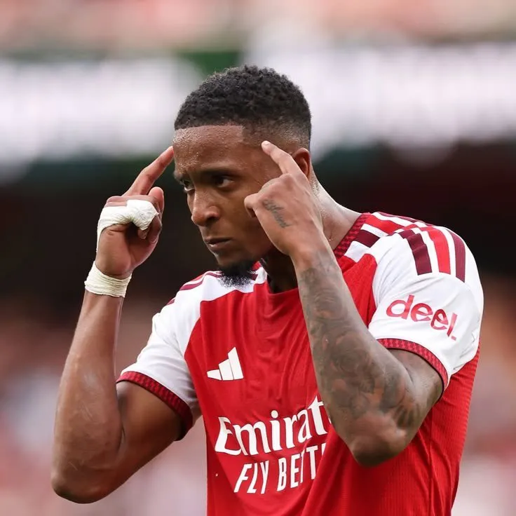 Mbrojtësi i Arsenalit, Ezri Konsa, për ndryshimin midis të luajturit në mbrojtje te Aston Villa dhe te Arsenali