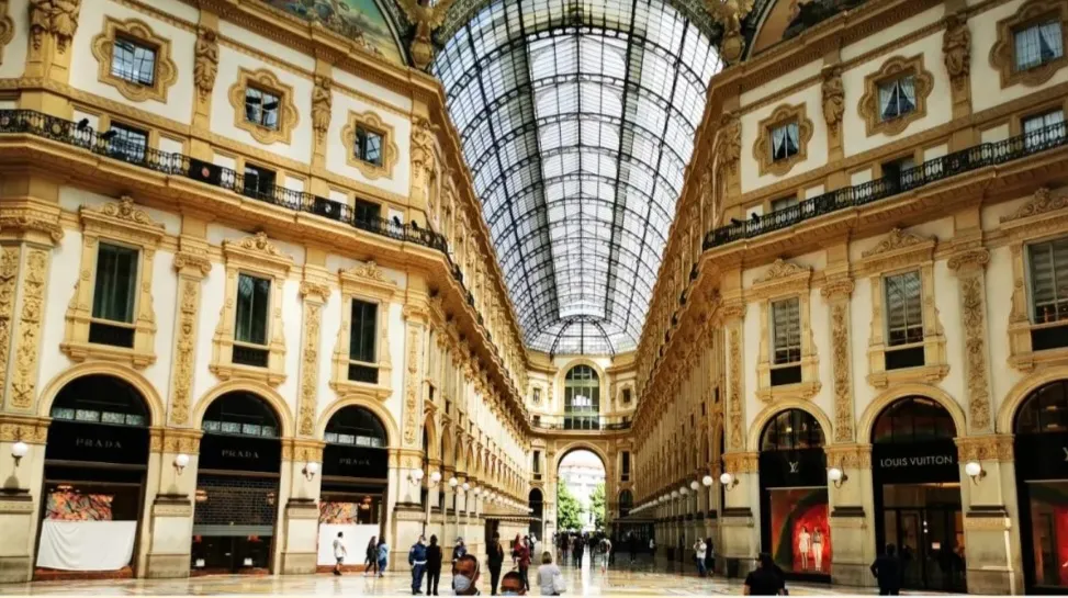 Java e Modës në Milano, tre kuqezinjtë protagonistë: Ossola, Hu dhe Loftus-Cheek marrin pjesë në sfilatën e Vogue World