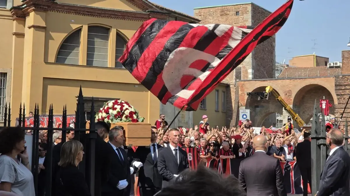 Funerali i Baresit: mbi 3 mijë tifozë për lamtumirën e fundit. Fishkëllima për Cardinale