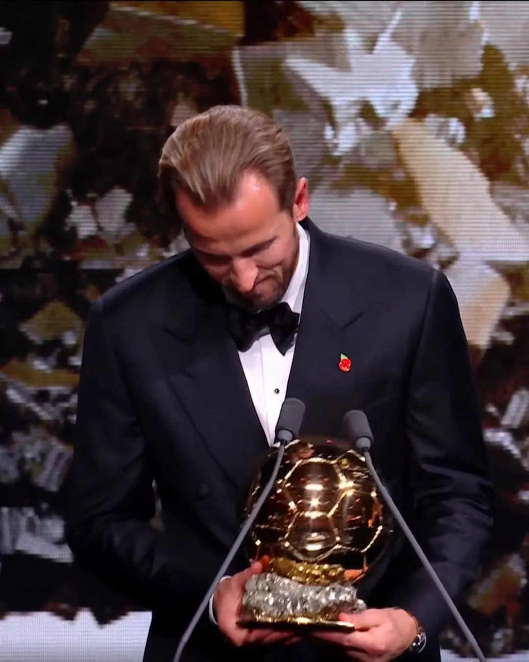 Harry Kane i bën një homazh emocionues prindërve, gruas dhe fëmijëve të tij pasi fiton Topin e Artë 2026!