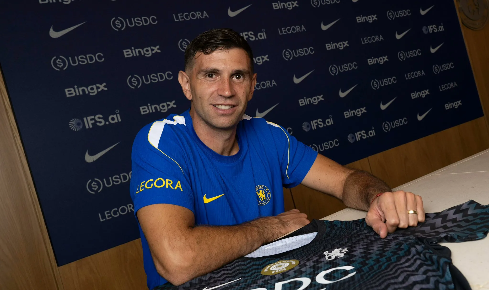 Emi Martinez zyrtare tek Chelsea