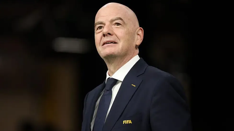Gianni Infantino kërkon falje për gabimet, por mbetet në krye të FIFA-s