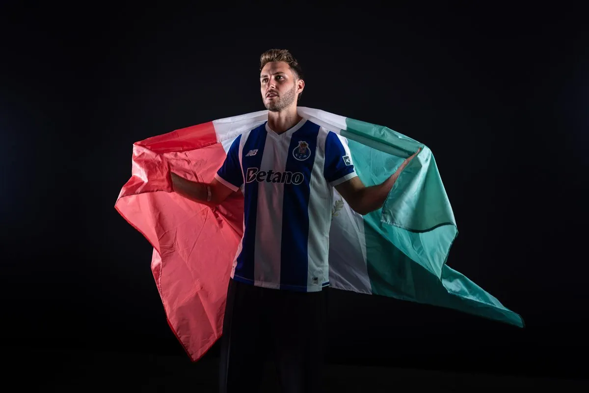 Babai i Santiago Giménez foli për FOX